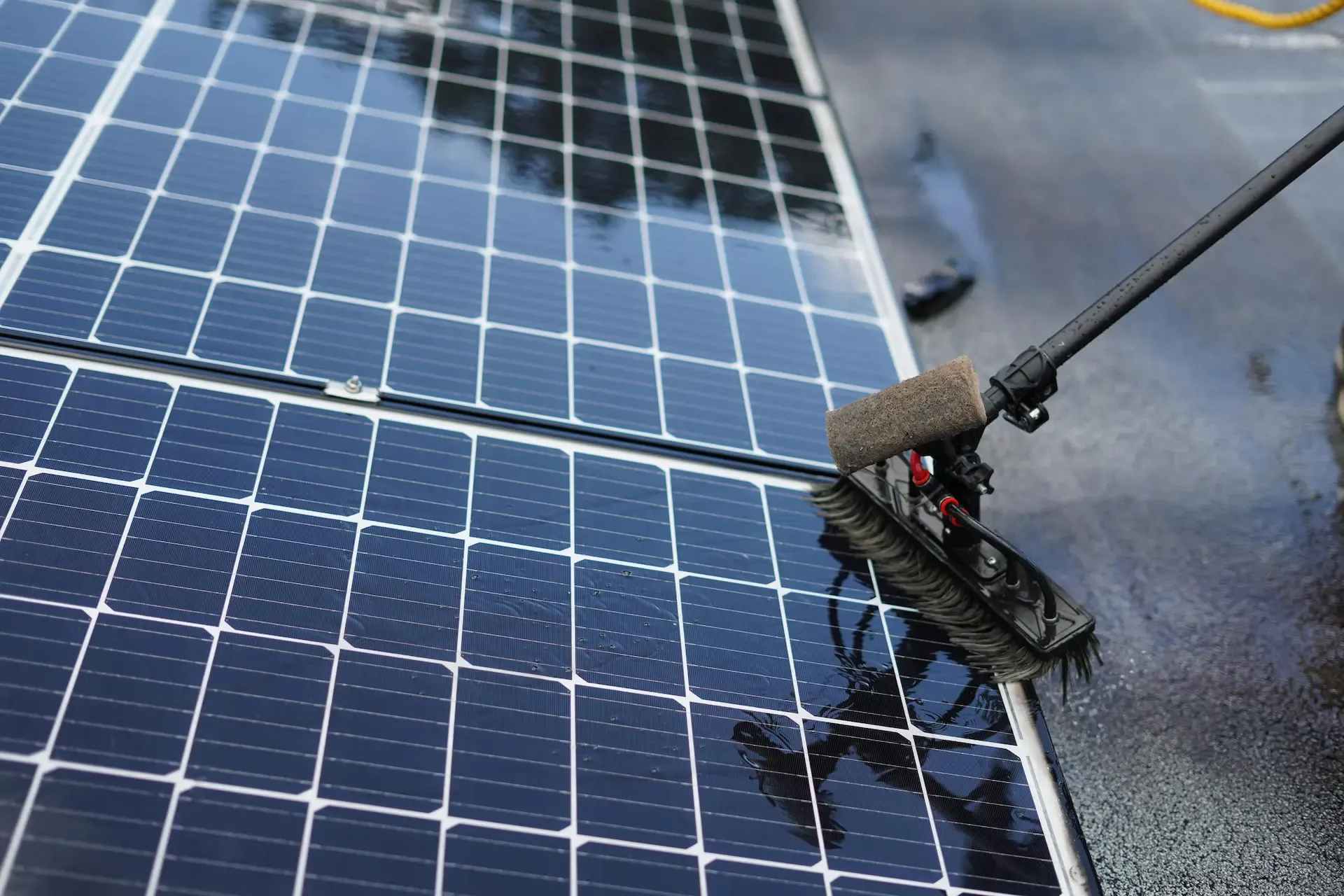 Paneles solares en mantenimiento